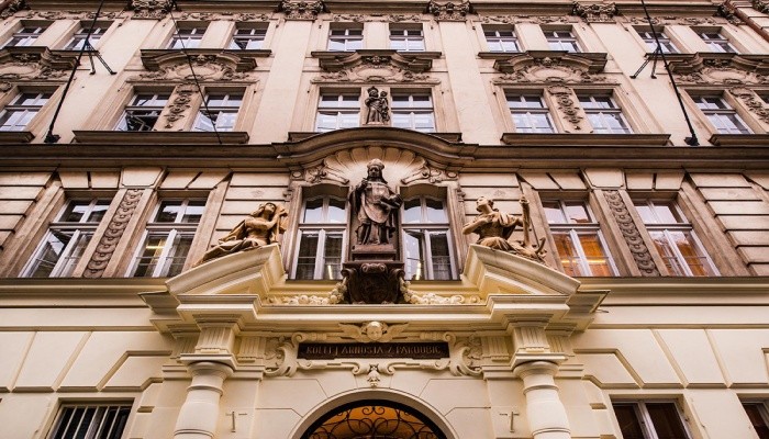 Гуртожиток Арношта з Пардубиць Карлового університету знаходиться в самому центрі Праги – за 100 метрів від Національного театру та 800 метрів від Карлового мосту.