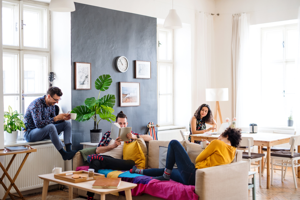 <em>Flat sharing стал очень популярен среди студентов, которые хотят жить в квартире, но не могут арендовать ее самостоятельно. Собравшись группой в три-четыре человека, можно снять большие апартаменты в центре города по цене частного общежития. Источник фото: Shutterstock.</em>