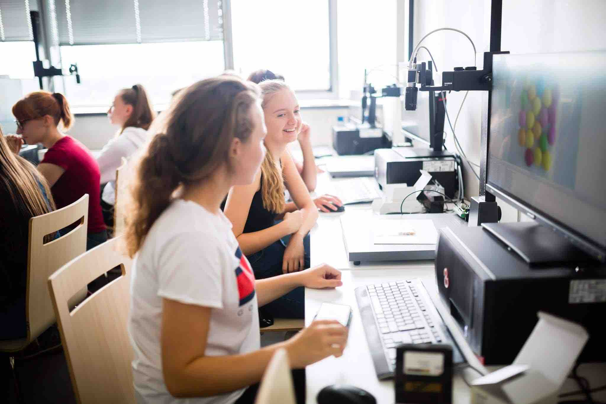 <em>Чеський технічний університет у Празі проводить літні IT-школи для дівчат, мета – залучити на технічні спеціальності більшу кількість студенток</em>