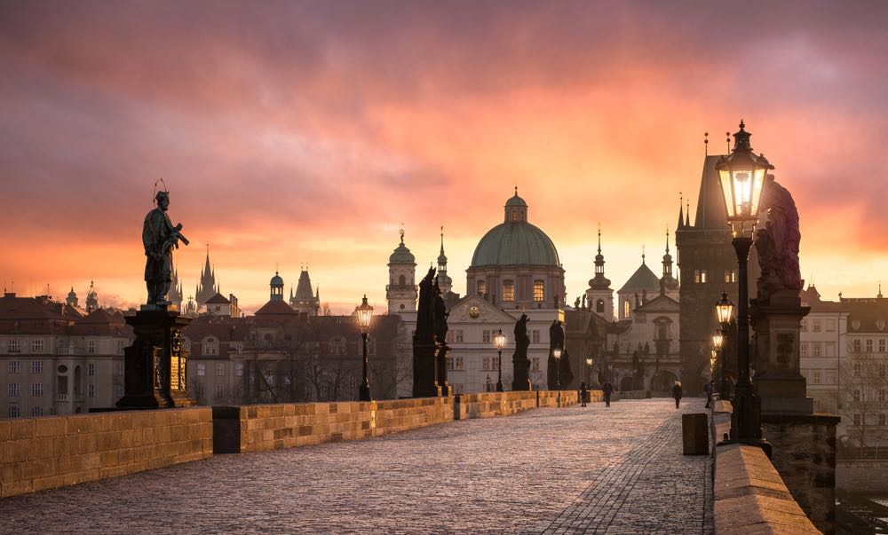 Прага - одне з тих міст, яке подобається приїжджим завдяки своїй середньовічній романтиці. І ще один важливий фактор: Прага вважається однією з найдешевших європейських столиць. Переїзд до іншої країни — завжди витратний захід, але ціни на житло та харчування у Празі найбільш наближені до цін у країнах СНД. Джерело фото: Shutterstock.