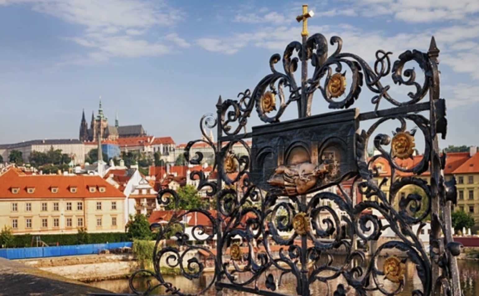 Бонус к исполнению заветных желаний — впечатляющая панорама Пражского града. Источник фото: Shutterstock.        