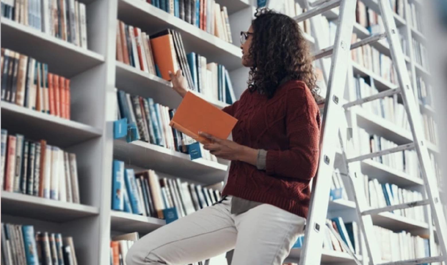 Натхнення для написання есе може подарувати і похід до книгарні чи бібліотеки, якщо ви побачите на полиці потрібне видання. Джерело фото: Shutterstock.