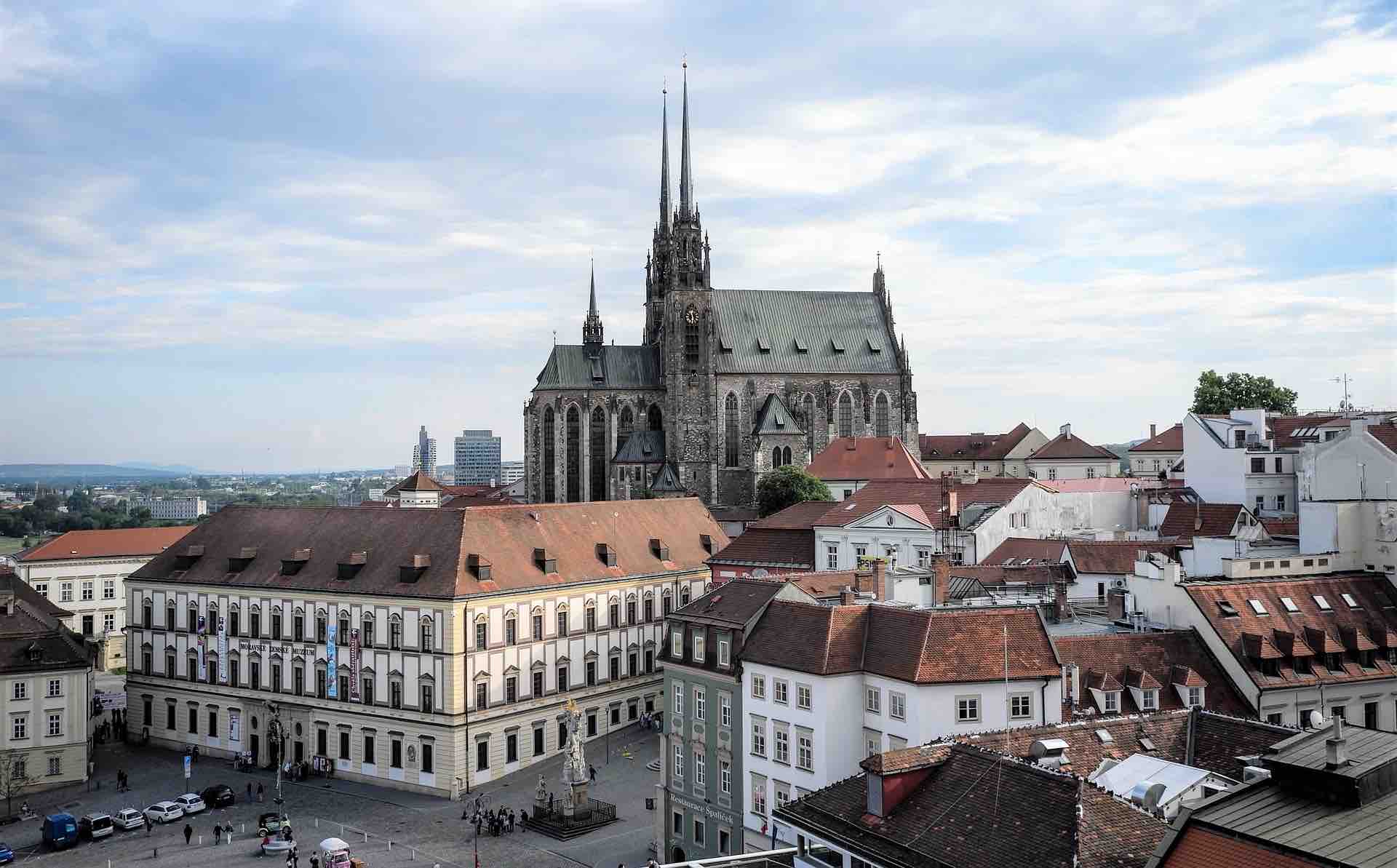 З кожним роком у Брно з'являється все більше цікавих кафе та ресторанчиків, тож у гастрономічному плані моравська столиця частково конкурує з Прагою. Джерело фото: Shutterstock.