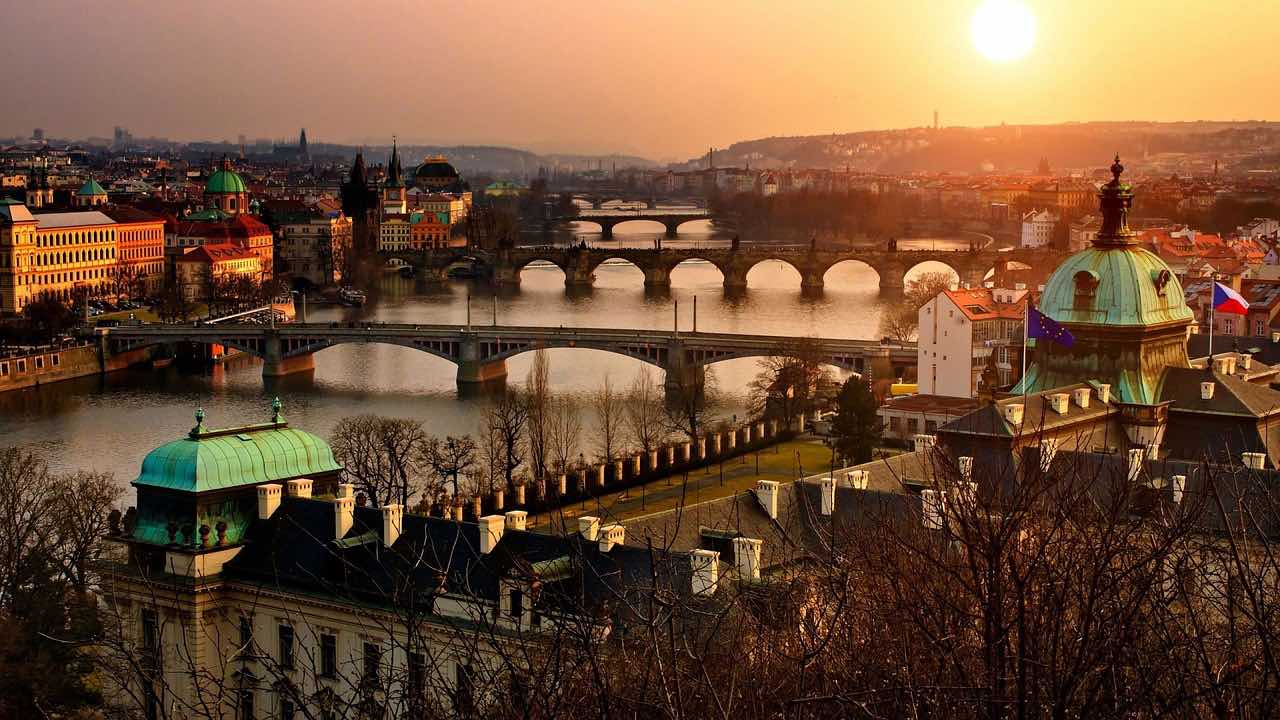 Через Влтаву в Праге перекинуто 18 мостов. Источник фото: Pixabay. 