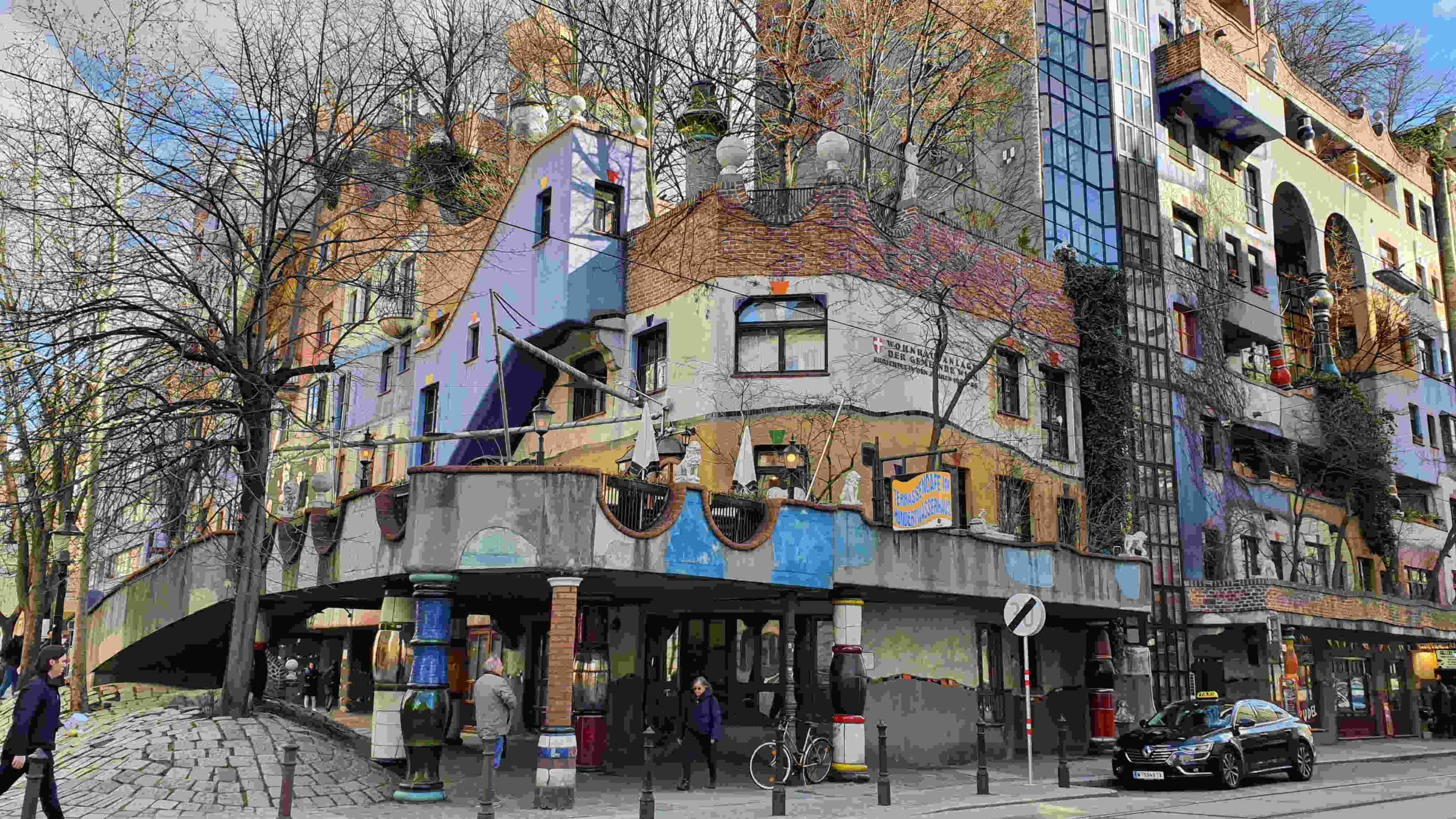 <em>Большинство зданий в Вене имеют светло-серый цвет. Однако встречаются и яркие пятна — работы художника Фриденсрайха Хундертвассера. Он считал, что человек не может быть счастлив в искусственной среде домов, состоящих из одинаковых повторяющихся ячеек. Источник фото: Unsplash.</em>