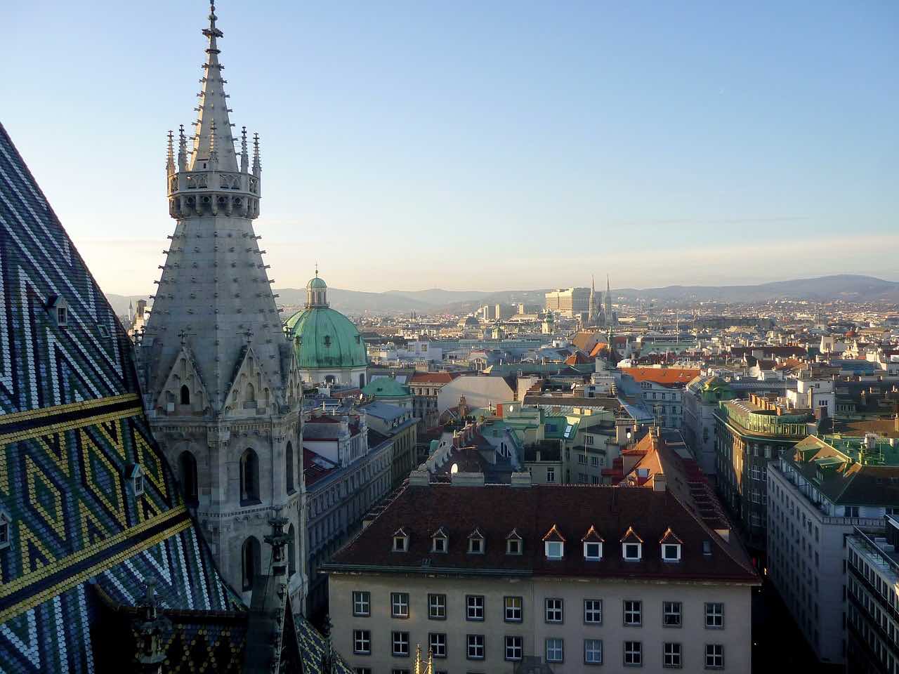 Вена — это город с богатейшим культурным наследием. Люди здесь не торопятся жить, а наслаждаются каждым моментом. А еще в Вене обитает 22 вида летучих мышей — вы об этом знали? Источник фото: Shutterstock.